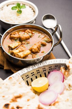 Hyderabadi Mutton Paya, Nehari, nahari veya Nihari Masala. Naan ve pirinçle servis edilir. seçici odak