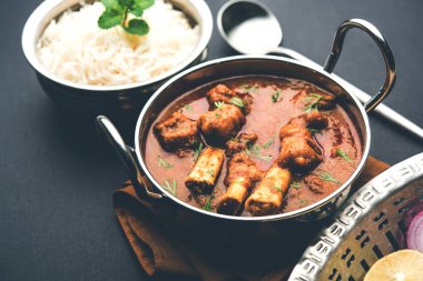 Hyderabadi Mutton Paya, Nehari, nahari veya Nihari Masala. Naan ve pirinçle servis edilir. seçici odak