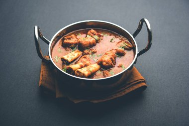 Hyderabadi Mutton Paya, Nehari, nahari veya Nihari Masala. Naan ve pirinçle servis edilir. seçici odak