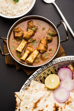 Hyderabadi Mutton Paya, Nehari, nahari veya Nihari Masala. Naan ve pirinçle servis edilir. seçici odak