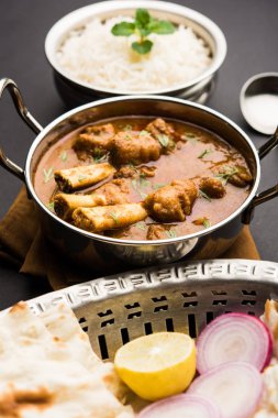 Hyderabadi Mutton Paya, Nehari, nahari veya Nihari Masala. Naan ve pirinçle servis edilir. seçici odak