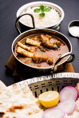 Hyderabadi Mutton Paya, Nehari, nahari veya Nihari Masala. Naan ve pirinçle servis edilir. seçici odak