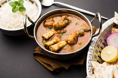 Hyderabadi Mutton Paya, Nehari, nahari veya Nihari Masala. Naan ve pirinçle servis edilir. seçici odak