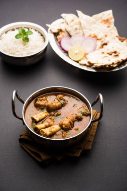Hyderabadi Mutton Paya, Nehari, nahari veya Nihari Masala. Naan ve pirinçle servis edilir. seçici odak