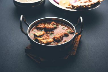 Hyderabadi Mutton Paya, Nehari, nahari veya Nihari Masala. Naan ve pirinçle servis edilir. seçici odak