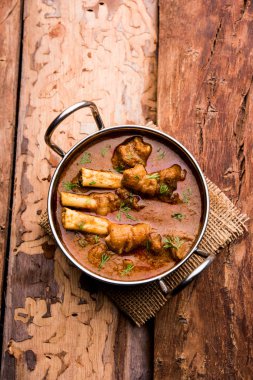 Hyderabadi Mutton Paya, Nehari, nahari veya Nihari Masala. Naan ve pirinçle servis edilir. seçici odak