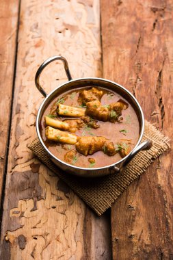 Hyderabadi Mutton Paya, Nehari, nahari veya Nihari Masala. Naan ve pirinçle servis edilir. seçici odak