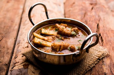 Hyderabadi Mutton Paya, Nehari, nahari veya Nihari Masala. Naan ve pirinçle servis edilir. seçici odak