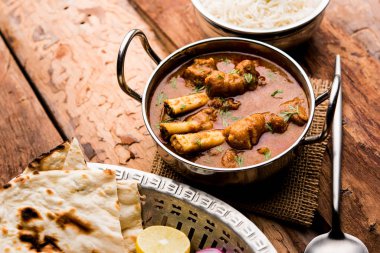 Hyderabadi Mutton Paya, Nehari, nahari veya Nihari Masala. Naan ve pirinçle servis edilir. seçici odak