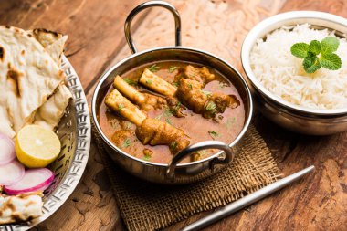 Hyderabadi Mutton Paya, Nehari, nahari veya Nihari Masala. Naan ve pirinçle servis edilir. seçici odak