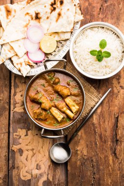 Hyderabadi Mutton Paya, Nehari, nahari veya Nihari Masala. Naan ve pirinçle servis edilir. seçici odak