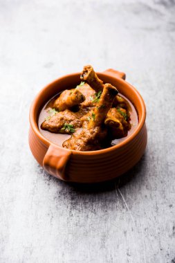 Hyderabadi Mutton Paya, Nehari, nahari veya Nihari Masala. Naan ve pirinçle servis edilir. seçici odak