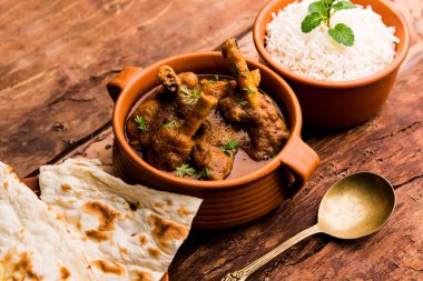 Hyderabadi Mutton Paya, Nehari, nahari veya Nihari Masala. Naan ve pirinçle servis edilir. seçici odak