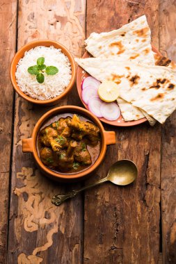 Hyderabadi Mutton Paya, Nehari, nahari veya Nihari Masala. Naan ve pirinçle servis edilir. seçici odak