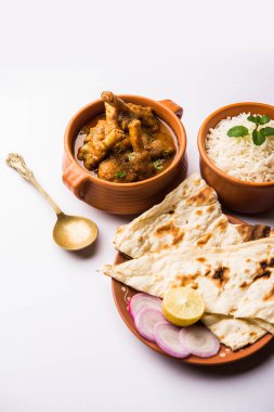 Hyderabadi Mutton Paya, Nehari, nahari veya Nihari Masala. Naan ve pirinçle servis edilir. seçici odak