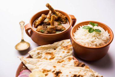 Hyderabadi Mutton Paya, Nehari, nahari veya Nihari Masala. Naan ve pirinçle servis edilir. seçici odak