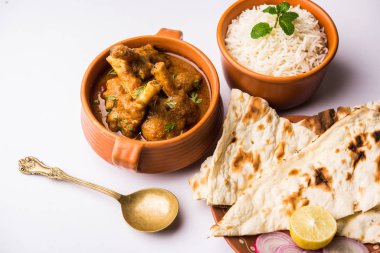Hyderabadi Mutton Paya, Nehari, nahari veya Nihari Masala. Naan ve pirinçle servis edilir. seçici odak