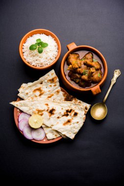 Hyderabadi Mutton Paya, Nehari, nahari veya Nihari Masala. Naan ve pirinçle servis edilir. seçici odak