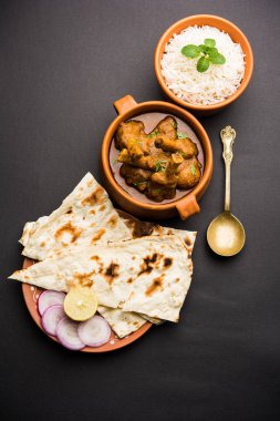 Hyderabadi Mutton Paya, Nehari, nahari veya Nihari Masala. Naan ve pirinçle servis edilir. seçici odak