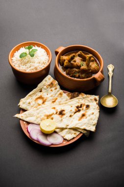 Hyderabadi Mutton Paya, Nehari, nahari veya Nihari Masala. Naan ve pirinçle servis edilir. seçici odak
