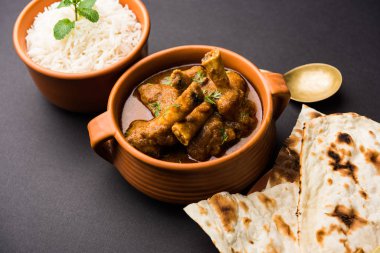 Hyderabadi Mutton Paya, Nehari, nahari veya Nihari Masala. Naan ve pirinçle servis edilir. seçici odak