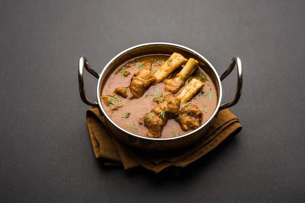 Hyderabadi Mutton Paya, Nehari, nahari veya Nihari Masala. Naan ve pirinçle servis edilir. seçici odak