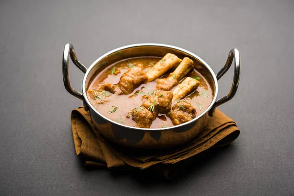 Hyderabadi Mutton Paya, Nehari, nahari veya Nihari Masala. Naan ve pirinçle servis edilir. seçici odak