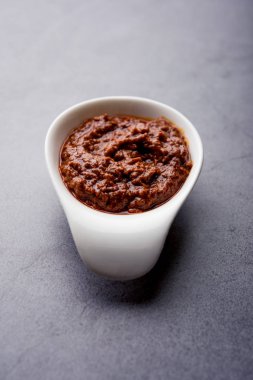 Ev yapımı Tandır ezmesi ya da salamura karışımı, bir kasede. Izgara tavuk, paneer ya da sebze için kullanılır. seçici odak