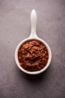 Ev yapımı Tandır ezmesi ya da salamura karışımı, bir kasede. Izgara tavuk, paneer ya da sebze için kullanılır. seçici odak