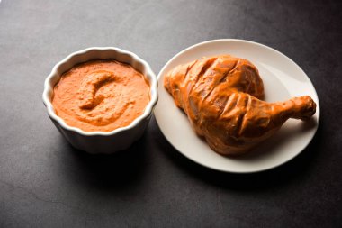 Ev yapımı Tandır ezmesi ya da salamura karışımı, bir kasede. Izgara tavuk, paneer ya da sebze için kullanılır. seçici odak