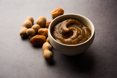 Tamarind Chutney - Khajoor ezildi ve Imli veya imalee macunu ile karıştırıldı, Hindistan 'da garnitür olarak kullanıldı.