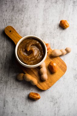 Tamarind Chutney - Khajoor ezildi ve Imli veya imalee macunu ile karıştırıldı, Hindistan 'da garnitür olarak kullanıldı.