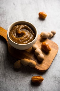 Tamarind Chutney - Khajoor ezildi ve Imli veya imalee macunu ile karıştırıldı, Hindistan 'da garnitür olarak kullanıldı.