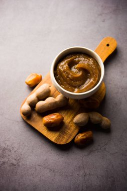 Tamarind Chutney - Khajoor ezildi ve Imli veya imalee macunu ile karıştırıldı, Hindistan 'da garnitür olarak kullanıldı.