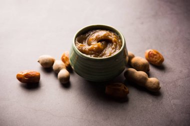 Tamarind Chutney - Khajoor ezildi ve Imli veya imalee macunu ile karıştırıldı, Hindistan 'da garnitür olarak kullanıldı.