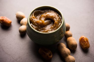 Tamarind Chutney - Khajoor ezildi ve Imli veya imalee macunu ile karıştırıldı, Hindistan 'da garnitür olarak kullanıldı.
