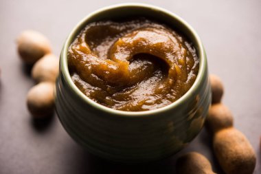 Tamarind Chutney - Khajoor ezildi ve Imli veya imalee macunu ile karıştırıldı, Hindistan 'da garnitür olarak kullanıldı.