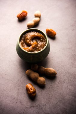Tamarind Chutney - Khajoor ezildi ve Imli veya imalee macunu ile karıştırıldı, Hindistan 'da garnitür olarak kullanıldı.