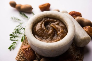 Tamarind Chutney - Khajoor ezildi ve Imli veya imalee macunu ile karıştırıldı, Hindistan 'da garnitür olarak kullanıldı.