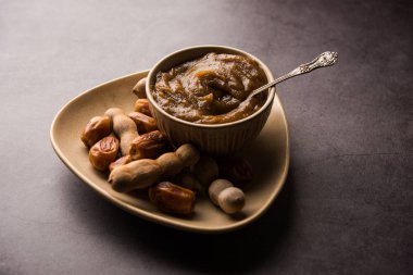 Tamarind Chutney - Khajoor ezildi ve Imli veya imalee macunu ile karıştırıldı, Hindistan 'da garnitür olarak kullanıldı.