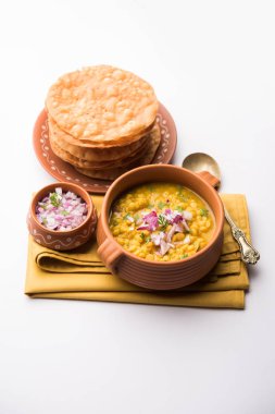 Dal pakwan otantik bir Sindhi kahvaltısıdır. Koyu yağda kızartılmış, çıtır çıtır ve kabarmamış Maida puris ile Daal 'ın Chana veya bölünmüş nohut ile servis edildiği bir karışım. seçici odak