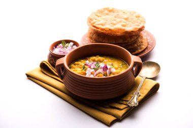 Dal pakwan otantik bir Sindhi kahvaltısıdır. Koyu yağda kızartılmış, çıtır çıtır ve kabarmamış Maida puris ile Daal 'ın Chana veya bölünmüş nohut ile servis edildiği bir karışım. seçici odak