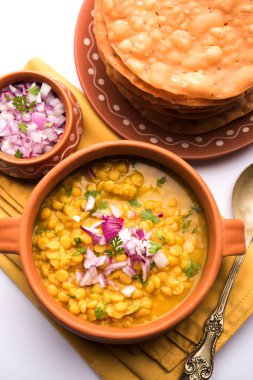 Dal pakwan otantik bir Sindhi kahvaltısıdır. Koyu yağda kızartılmış, çıtır çıtır ve kabarmamış Maida puris ile Daal 'ın Chana veya bölünmüş nohut ile servis edildiği bir karışım. seçici odak