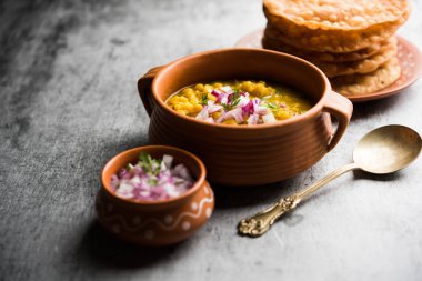 Dal pakwan otantik bir Sindhi kahvaltısıdır. Koyu yağda kızartılmış, çıtır çıtır ve kabarmamış Maida puris ile Daal 'ın Chana veya bölünmüş nohut ile servis edildiği bir karışım. seçici odak