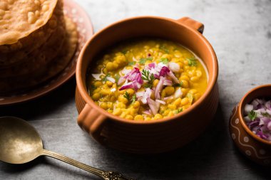 Dal pakwan otantik bir Sindhi kahvaltısıdır. Koyu yağda kızartılmış, çıtır çıtır ve kabarmamış Maida puris ile Daal 'ın Chana veya bölünmüş nohut ile servis edildiği bir karışım. seçici odak