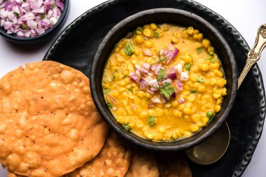 Dal pakwan otantik bir Sindhi kahvaltısıdır. Koyu yağda kızartılmış, çıtır çıtır ve kabarmamış Maida puris ile Daal 'ın Chana veya bölünmüş nohut ile servis edildiği bir karışım. seçici odak