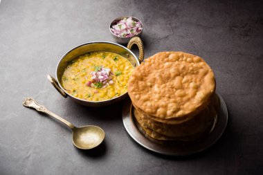 Dal pakwan otantik bir Sindhi kahvaltısıdır. Koyu yağda kızartılmış, çıtır çıtır ve kabarmamış Maida puris ile Daal 'ın Chana veya bölünmüş nohut ile servis edildiği bir karışım. seçici odak