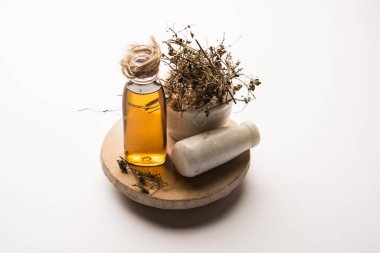 Ayurvedic Maha Bhringraj veya Mahabhringraj Kurumuş yapraklar ve havan topuyla yağlı, seçici odaklı