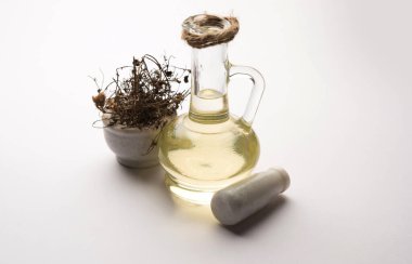 Ayurvedic Maha Bhringraj veya Mahabhringraj Kurumuş yapraklar ve havan topuyla yağlı, seçici odaklı