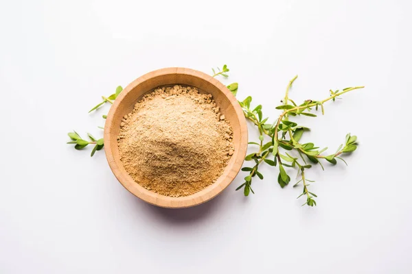 Bacopa monnieri bitkisi ya da Ayurvedic Brahmi bitkisi bir kasede toz, seçici odaklanma
